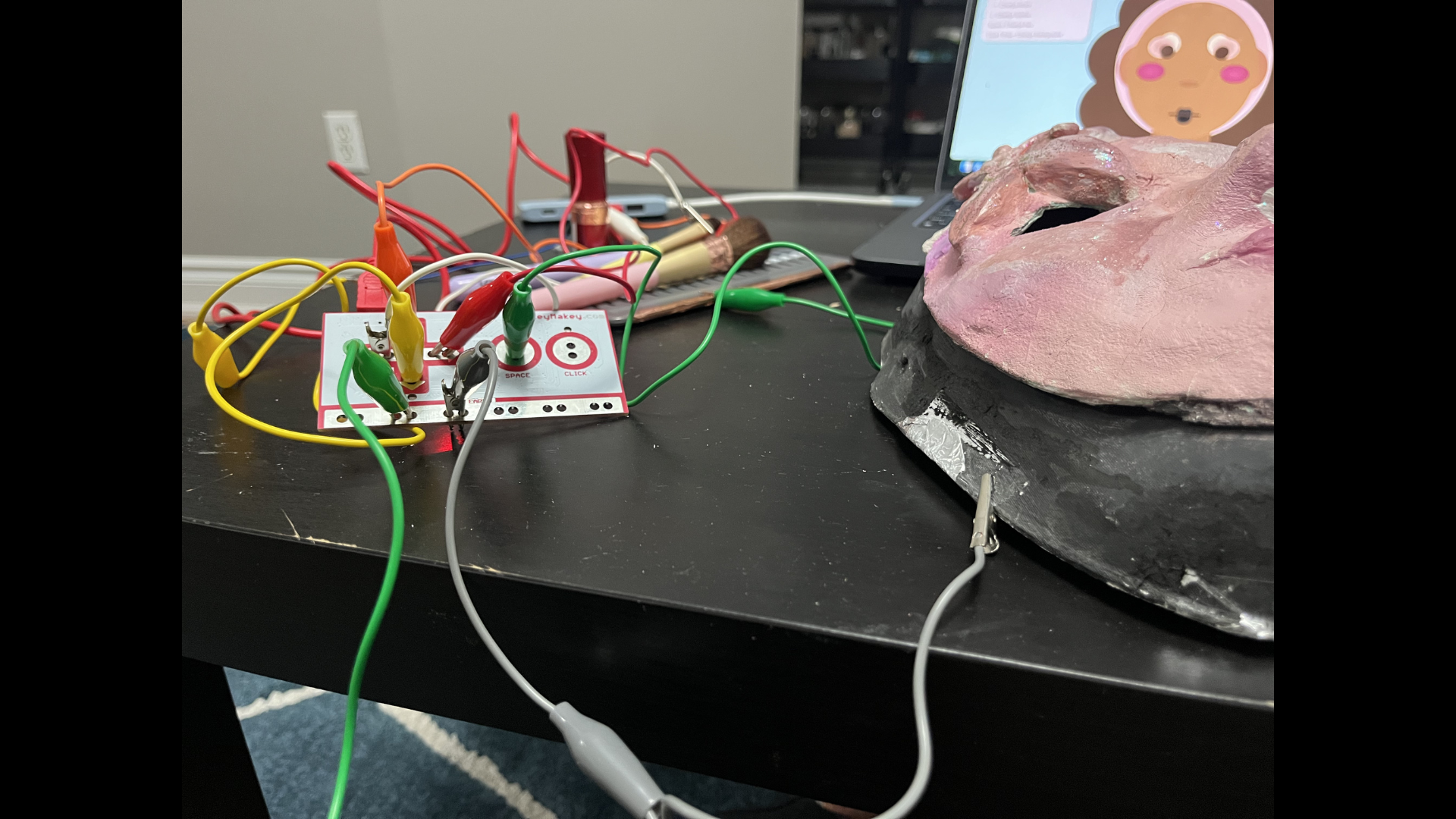 Here you can see the alligator clips more clearly and how they connect the system together.