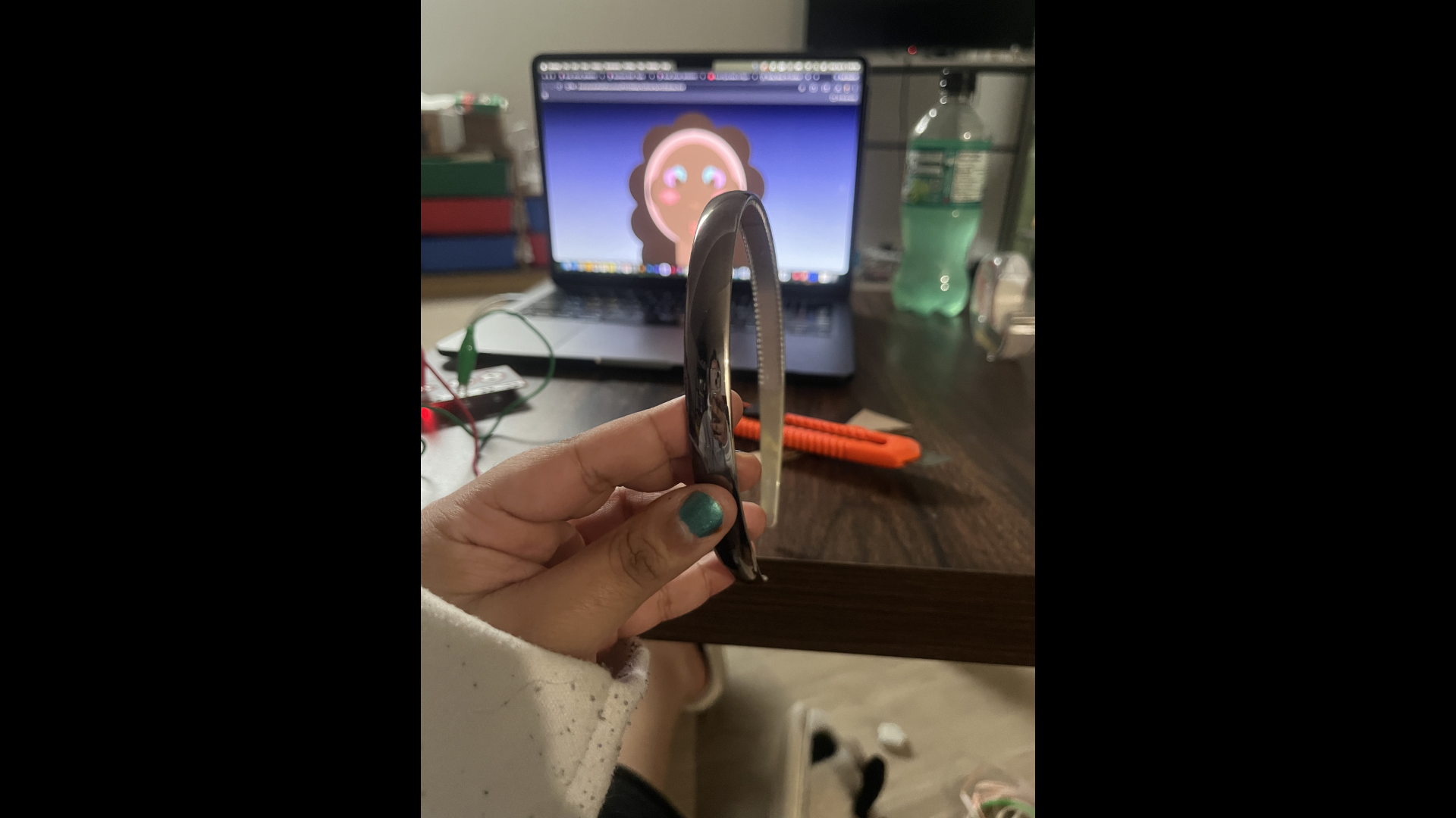 This is my headband, which is made of stainless steel. This was my first idea for creating a connection to earth. I explored using it to improve conductivity, but it didn’t work as expected.